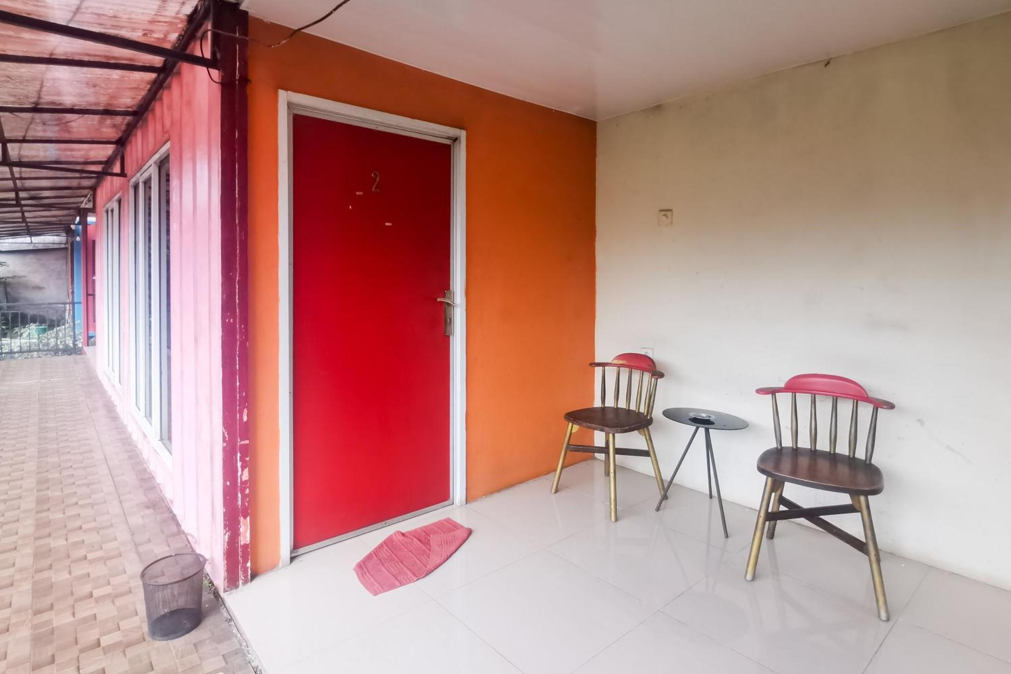 Hotel Container Inn Mitra Reddoorz Gadok Bagian luar foto